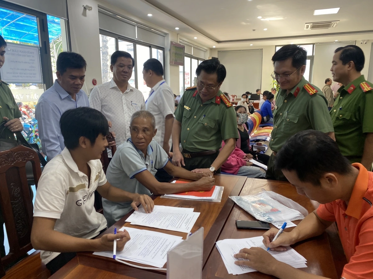 Lãnh đạo Công an tỉnh Đồng Tháp đi kiểm tra hoạt động của Trung tâm phục vụ hành chính công tại phường Đạo Thạnh. Ảnh: PV