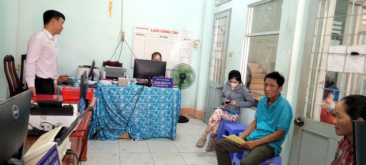 Trung tâm Phục phụ hành chính công xã Hội Cư ân cần phục vụ người dân. Ảnh: PV 