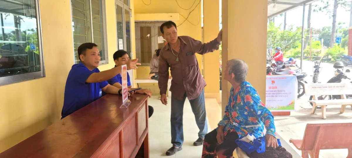 Xã Hậu Mỹ cử cán bộ, đoàn viên hỗ trợ người dân khi đến xã thực hiện các hồ sơ, thủ tục hành chính. Ảnh: PV
