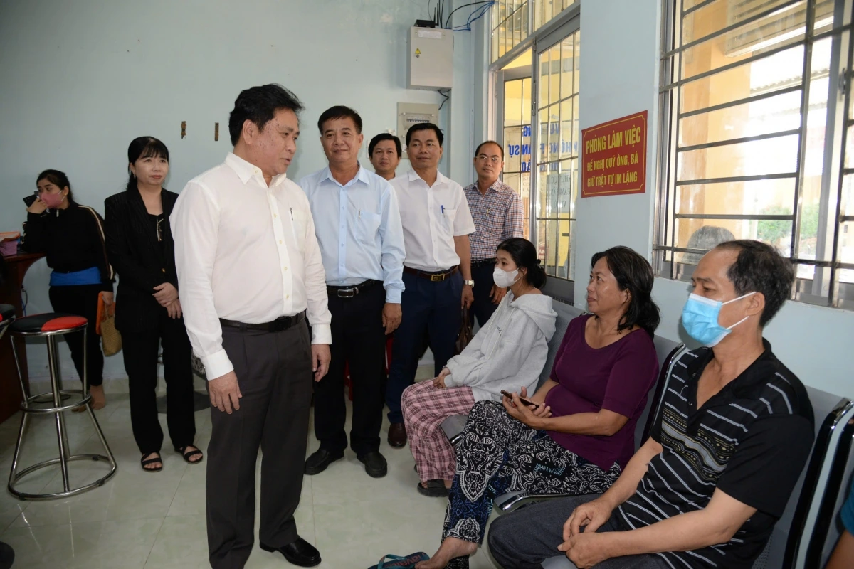 Lãnh đạo tỉnh Đồng Tháp kiểm tra hoạt động của cơ quan hành chính cấp xã, phường trong việc phục vụ nhân dân. Ảnh: PV