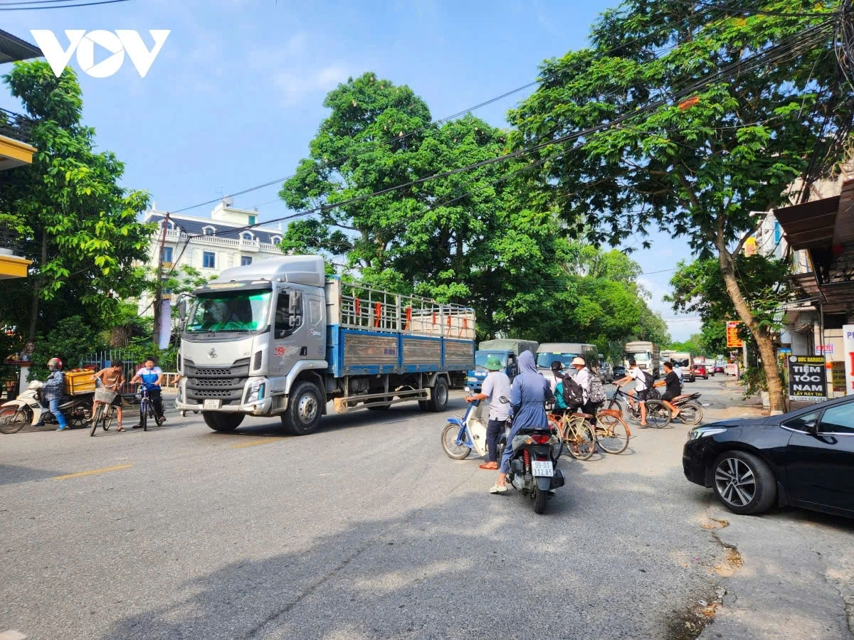 Trước đó, Báo Điện tử Tiếng nói Việt Nam thông tin, việc cấm các phương tiện lưu thông để phục vụ sửa chữa cầu Đông Yên trên Quốc lộ 18 (chiều từ Bắc Ninh đi Nội Bài) khiến giao thông tại đây ùn tắc cục bộ.