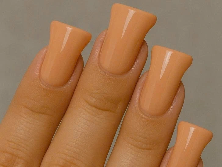Từng được giới trẻ yêu thích nhờ dáng loe kỳ lạ, móng vịt (hay còn gọi là duck nails) ngày nay bị đánh giá là kém thẩm mỹ và phi thực tế. Kiểu móng này khiến việc gõ bàn phím hay mở lon nước trở thành thử thách, chưa kể dáng móng bè ngang cũng khó tôn lên bàn tay. Hiện tại, các dáng móng thanh thoát, tự nhiên như oval hay almond mới là xu hướng chủ đạo.