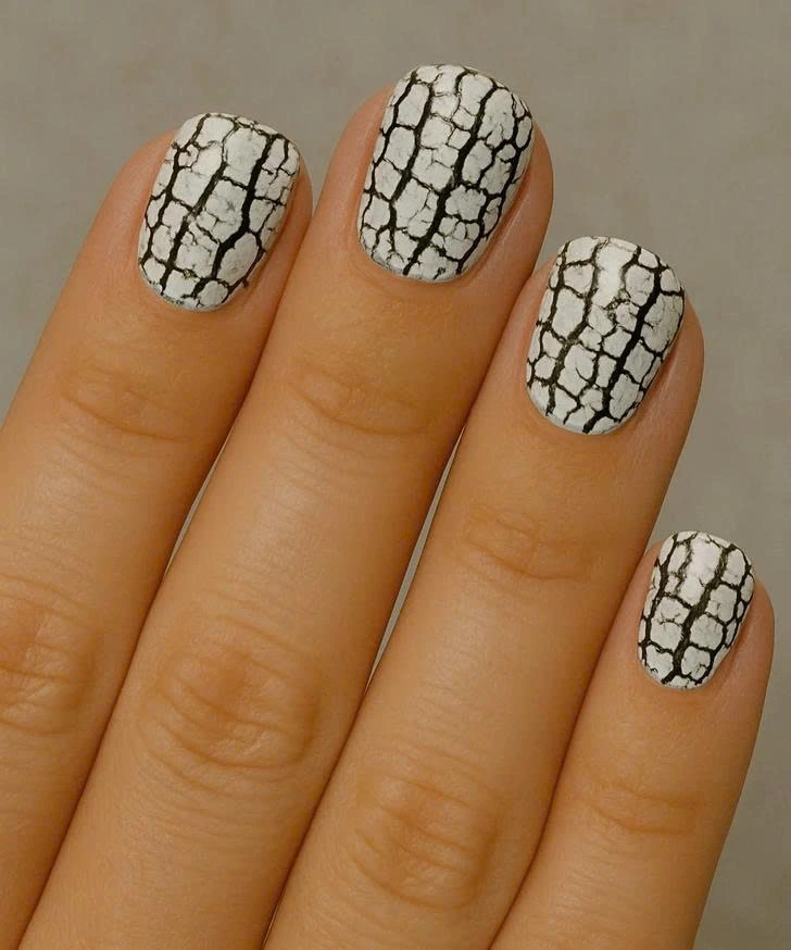Sơn nứt (crackle nail polish) từng tạo hiệu ứng rạn da độc lạ, nhưng ngày nay lại bị cho là giống... sơn móng bong tróc. Ngành nail hiện hướng đến hiệu ứng mềm mại hơn như loang khói, lớp phủ bán trong suốt hay nhũ ánh nhẹ, vừa hiện đại, vừa sang trọng.