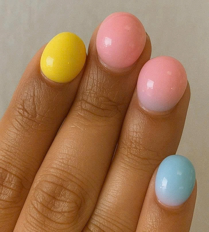 Móng bong bóng (bubble nails) với hình dáng tròn lồi như... đầu nấm từng rất được chú ý, nhưng nay đã không còn ai ngó ngàng tới. Bên cạnh việc khó sử dụng và dễ vướng víu, kiểu móng này còn không phù hợp với xu hướng tinh gọn, hiện đại đang phổ biến.