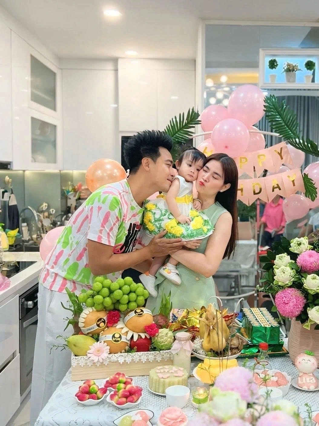 Vợ chồng diễn viên Kha Ly và Thanh Duy làm mâm tiệc kiểu truyền thống mừng con gái Lita tròn một tuổi.