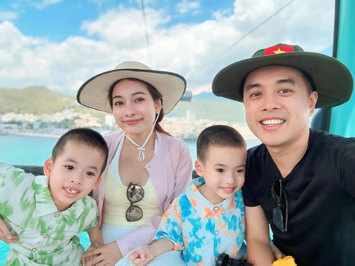 Gia đình Dương Khắc Linh và Sara Lưu đi biển nghỉ hè.