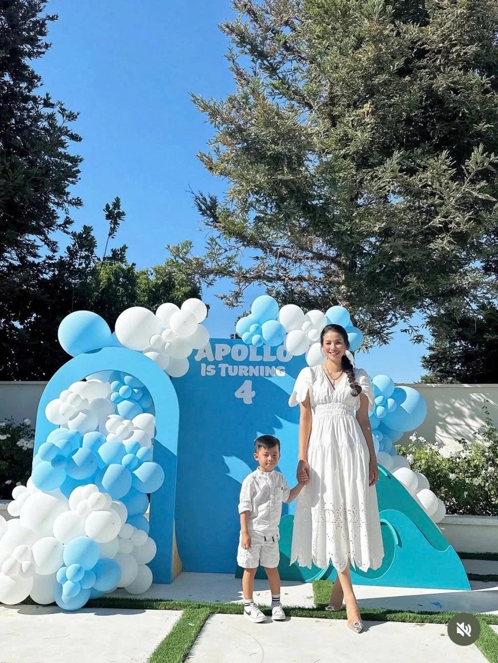Hoa hậu Phạm Hương chuẩn bị tiệc mừng sinh nhật lần 4 cho con trai út Apollo. "Con trai bé bỏng của tôi đang lớn lên từng ngày. Chúc mừng sinh nhật con yêu dấu", người đẹp chia sẻ.