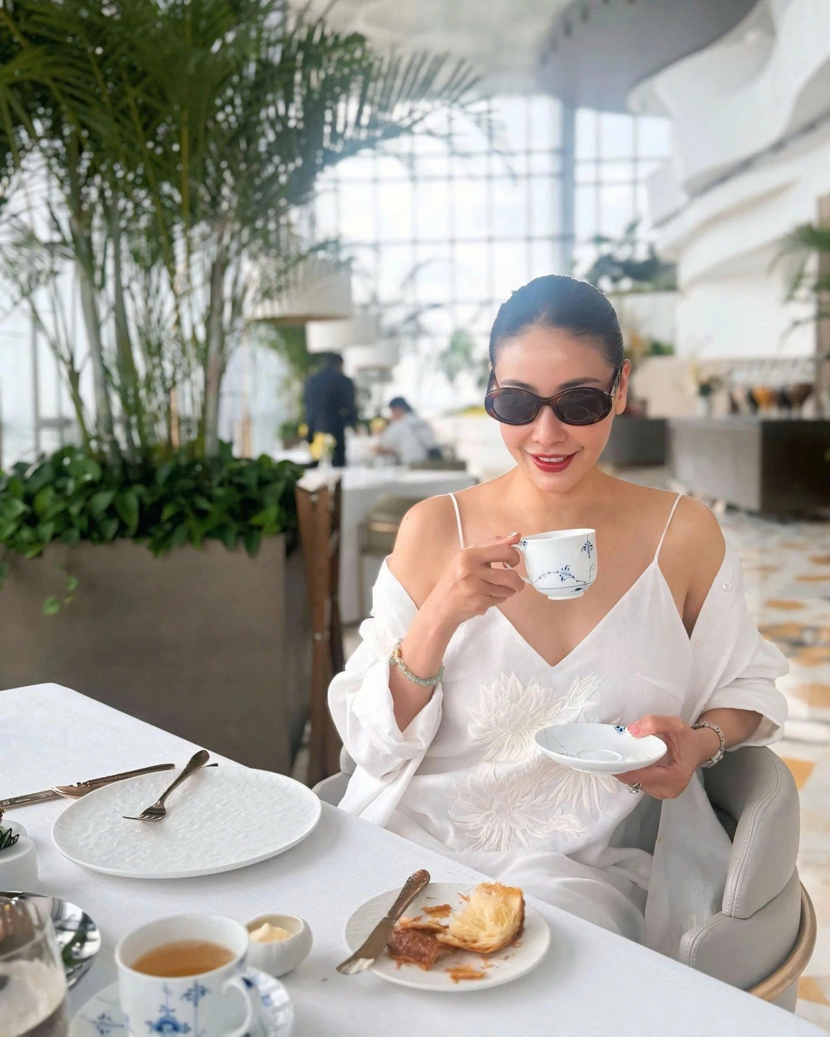 Hoa hậu Hà Kiều Anh tận hưởng trà bánh buổi chiều sang chảnh khi đến Anh. (Nguồn: FBNV)