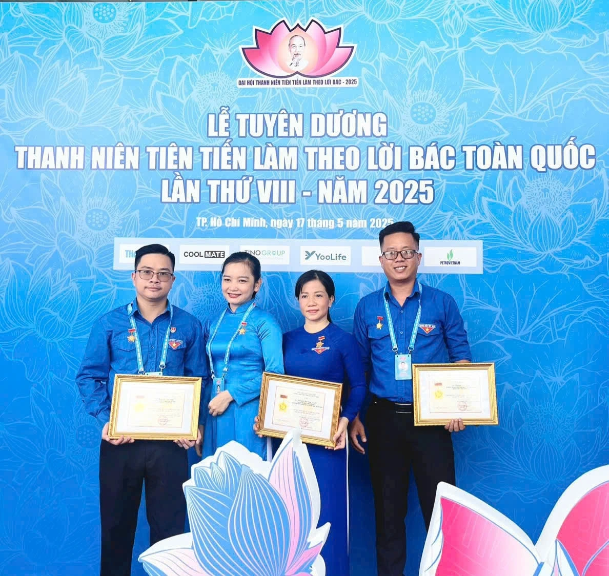 Anh Huỳnh Văn Hiếu ( bìa phải) vừa được tuyên dương "Thanh niên tiên tiến làm theo lời Bác".