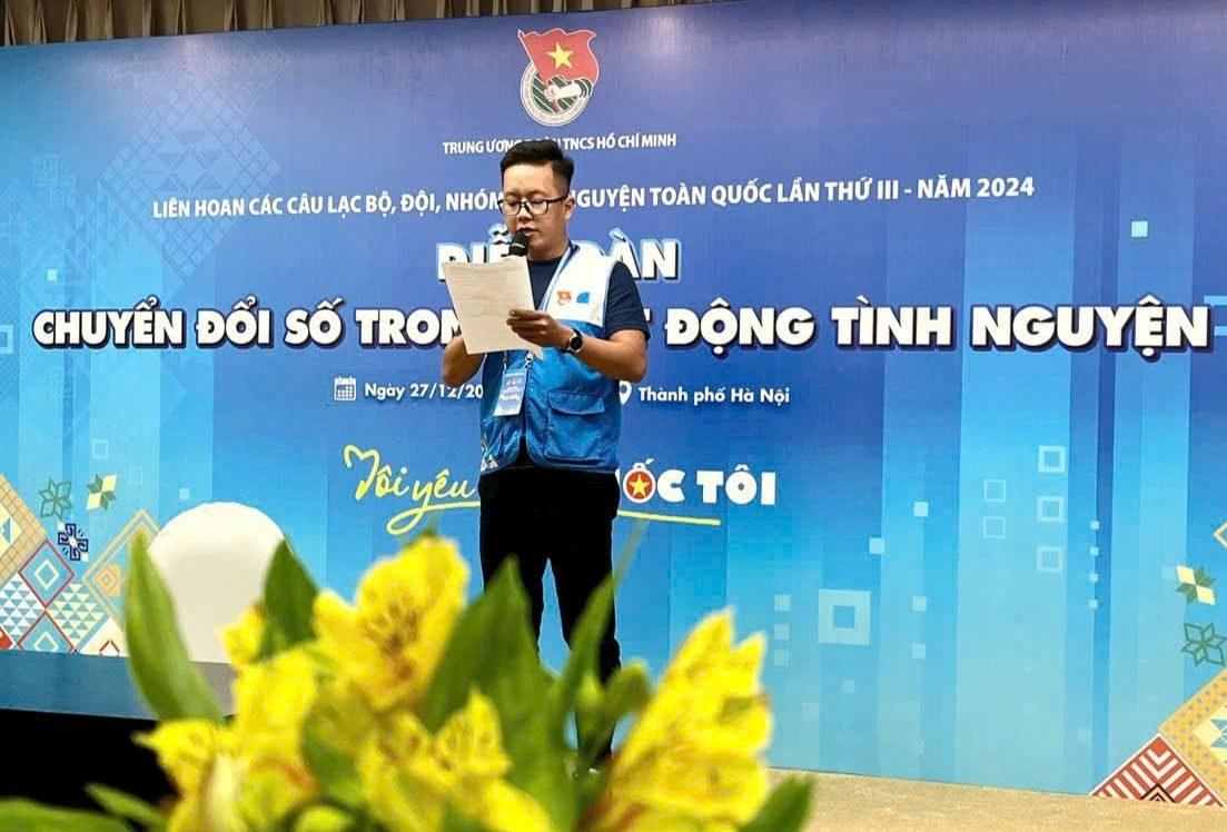 Thanh niên Huỳnh Văn Hiếu luôn đi đầu trong các hoạt động tình nguyện