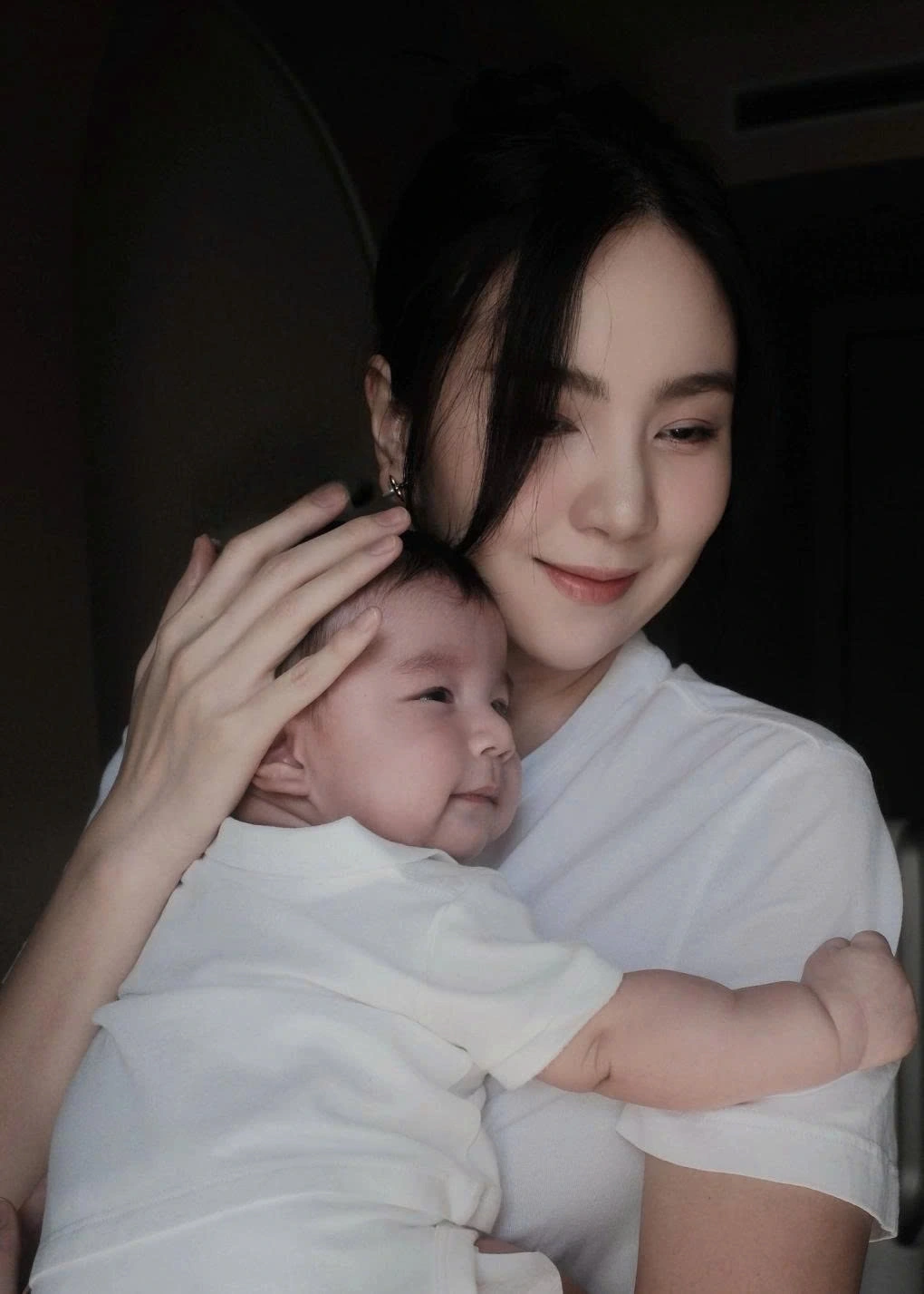 MC Mai Ngọc cảm nhận mình học được nhiều điều mới trong vai trò làm mẹ. Cô cảm ơn quý tử xuất hiện và mang cho cô niềm hạnh phúc khi bé reo vui mỗi ngày.