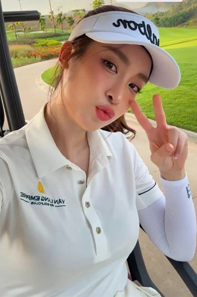 Hoa hậu Đỗ Mỹ Linh nhí nhảnh khi đi chơi golf.