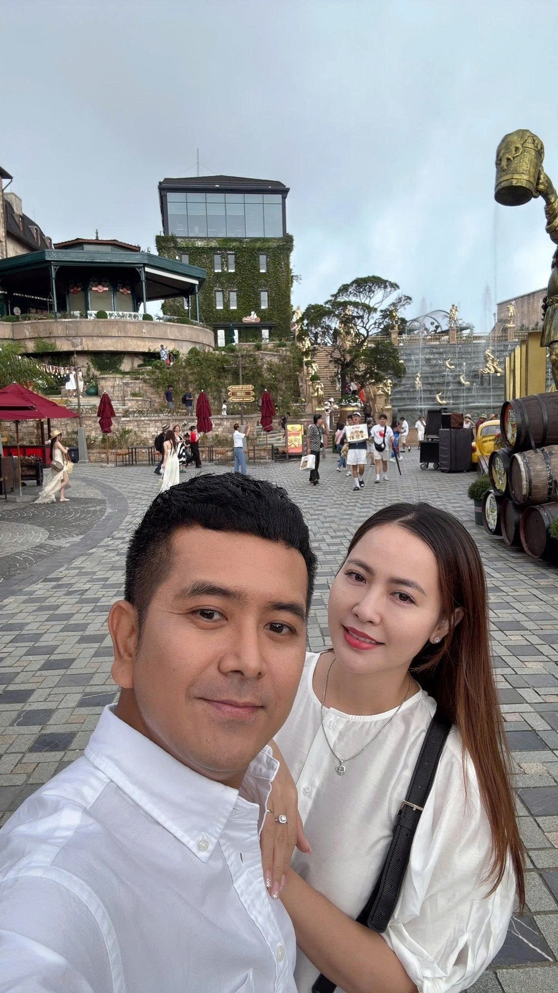 Sau lễ cưới, vợ chồng Hùng Thuận hưởng tuần trăng mật ở Đà Nẵng. Cả hai ghé thăm nhiều địa danh nổi tiếng và thưởng thức các món ngon ở đây.