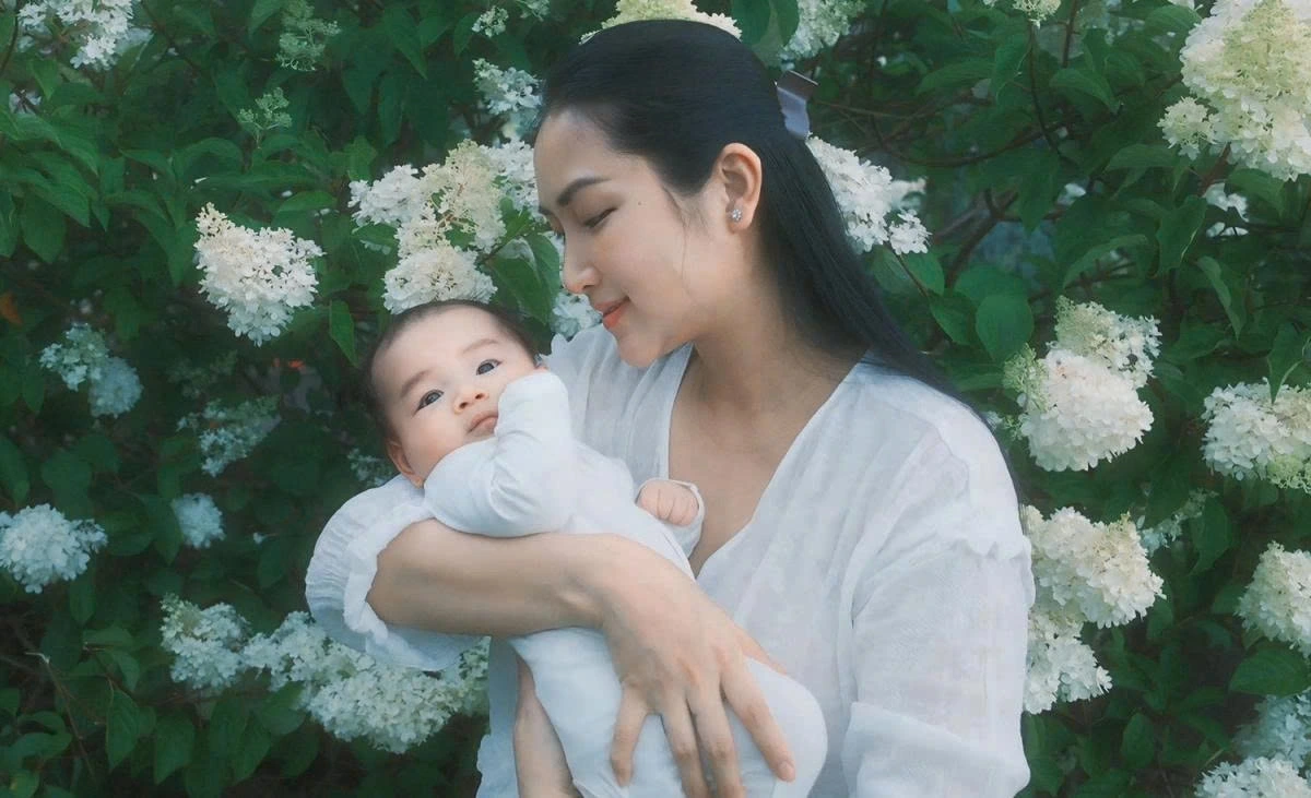 Bà xã Lam Trường khoe con trai hơn hai tháng tuổi kháu khỉnh, đáng yêu.