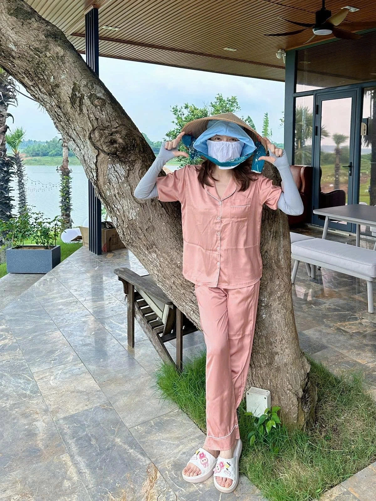 Lý Nhã Kỳ mặc đồ ngủ, đội nón, đeo khẩu trang, găng tay kín mít trước khi làm vườn.