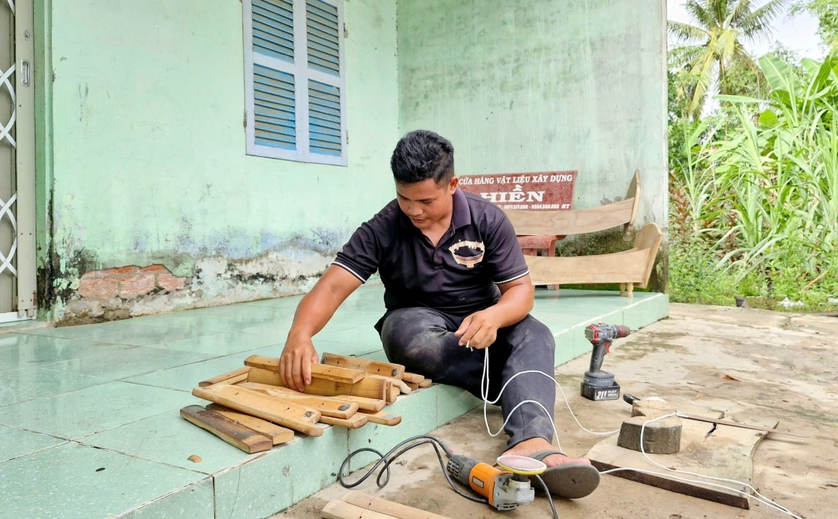 Anh Tâm đang làm nhạc cụ Rôneat Thung trong dàn nhạc ngũ âm của đồng bào Khmer.