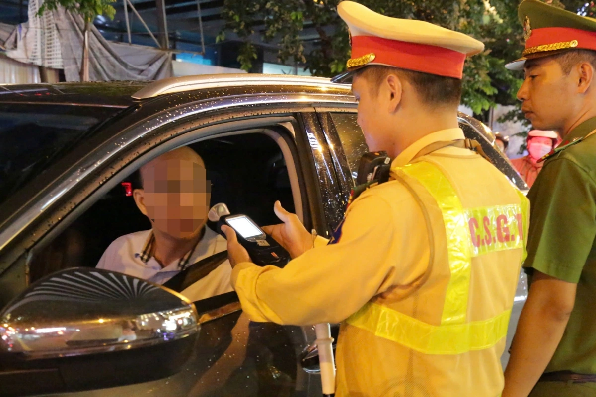 Lực lượng CSGT Hà Nội kiểm tra, xử lý vi phạm nồng độ cồn. Ảnh: CTV