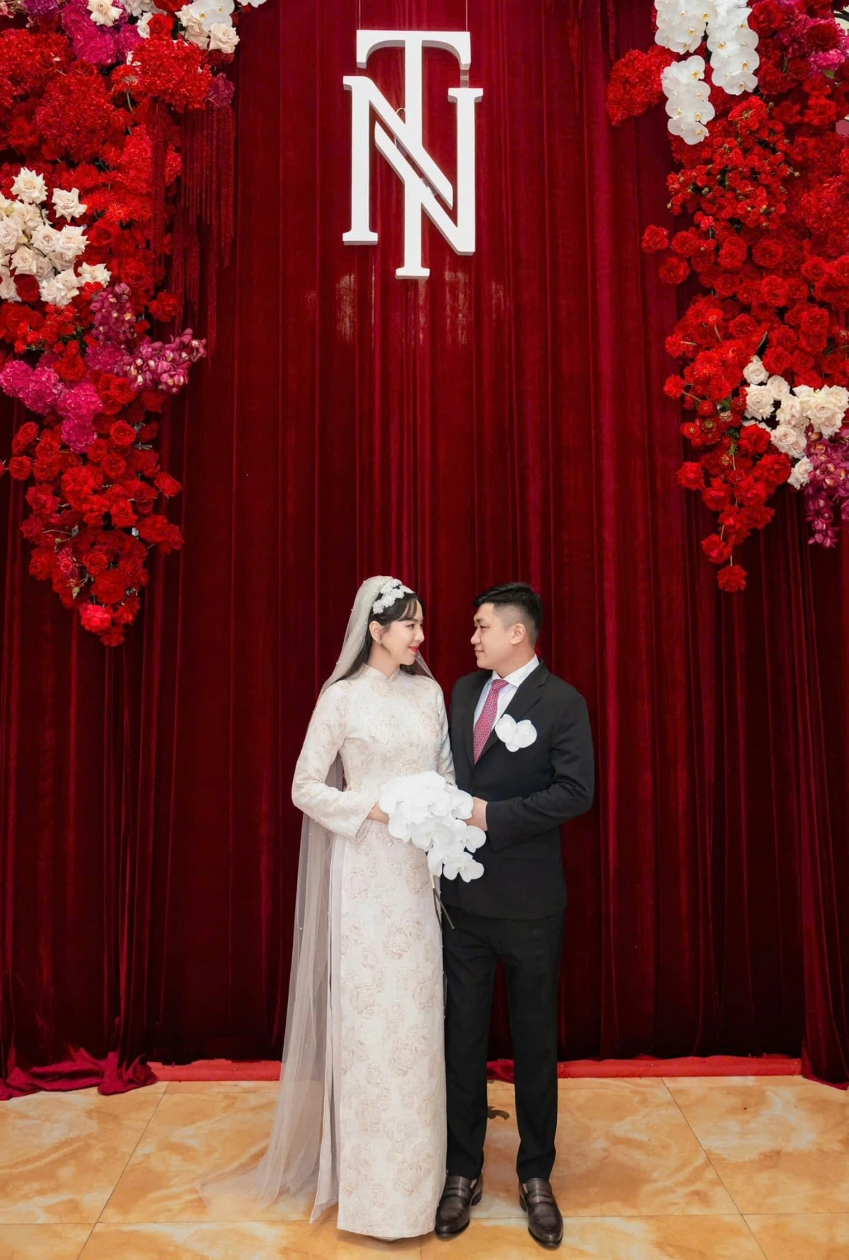 Sự mạnh mẽ và chủ động ấy đã dẫn lối Mai Ngọc đến hạnh phúc mới. Cuối năm 2024, cô công khai mối quan hệ với doanh nhân trẻ tuổi Đặng Quốc Thắng. Sau một năm hẹn hò, cả hai đăng ký kết hôn vào tháng 11/2024 và tổ chức một lễ cưới kín đáo, ấm cúng với sự góp mặt của gia đình và bạn bè thân thiết.