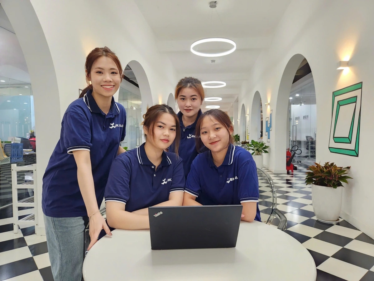 Nhóm sinh viên BKACAD làm việc nhóm trong không gian sáng tạo khởi nghiệp BKHup