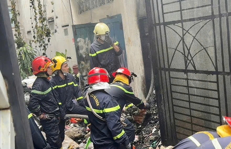 Cảnh sát phòng cháy chữa cháy cứu thoát thành công các nạn nhân bị mắc kẹt ở đường Thống Nhất, phường An Hội Đông (quận Gò Vấp cũ).