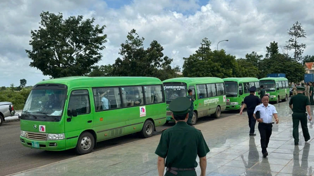Đoàn xe chở 85 công dân Việt Nam đến cửa khẩu để bàn giao 
