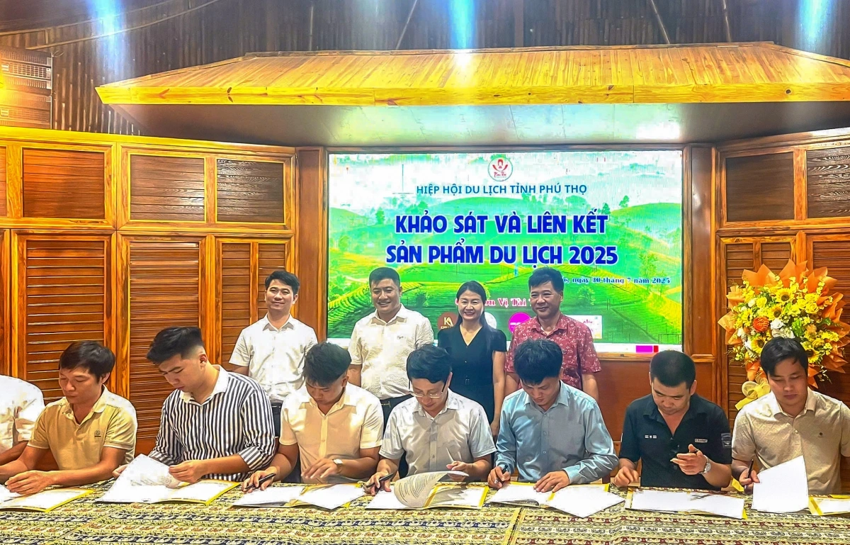 Doanh nghiệp du lịch các địa phương ký bản hợp tác du lịch. Nguồn: Hiệp hội Du lịch Phú Thọ