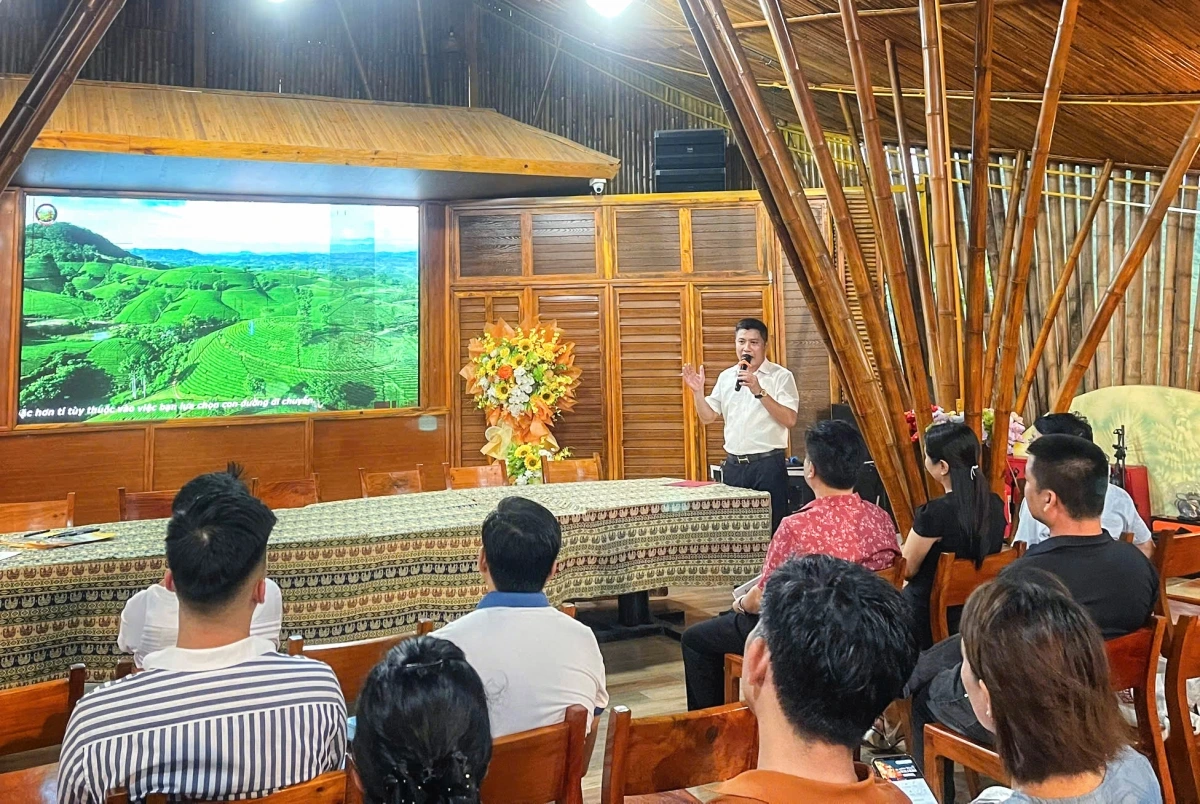 Ông Nguyễn Ngọc Lân giới thiệu về đồi chè Long Cốc - một trong các sản phẩm du lịch trọng điểm tại Phú Thọ. Nguồn: Hiệp hội Du lịch Phú Thọ