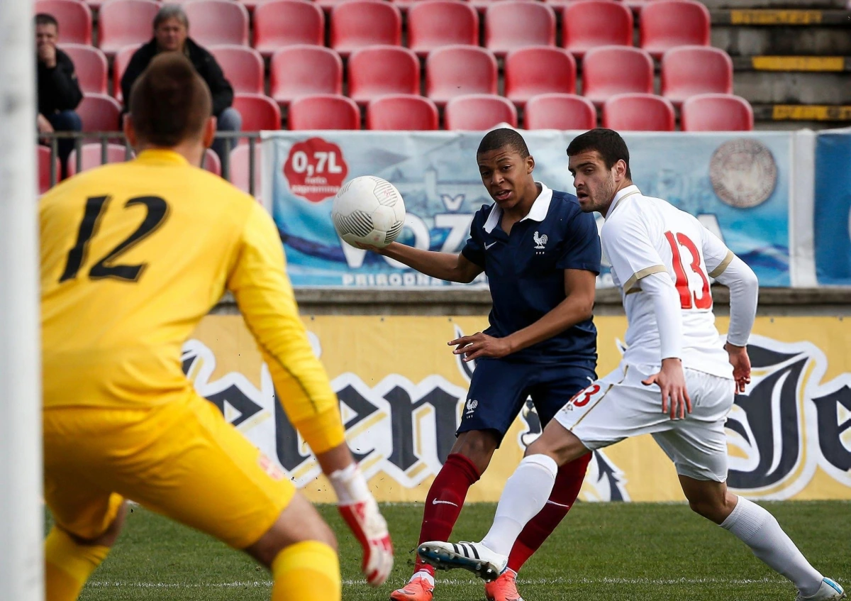 Zlatković tranh bóng với Mbappe trong trận đấu U19 Serbia thua U19 Pháp 0-1 năm 2016. (Ảnh: Getty). 