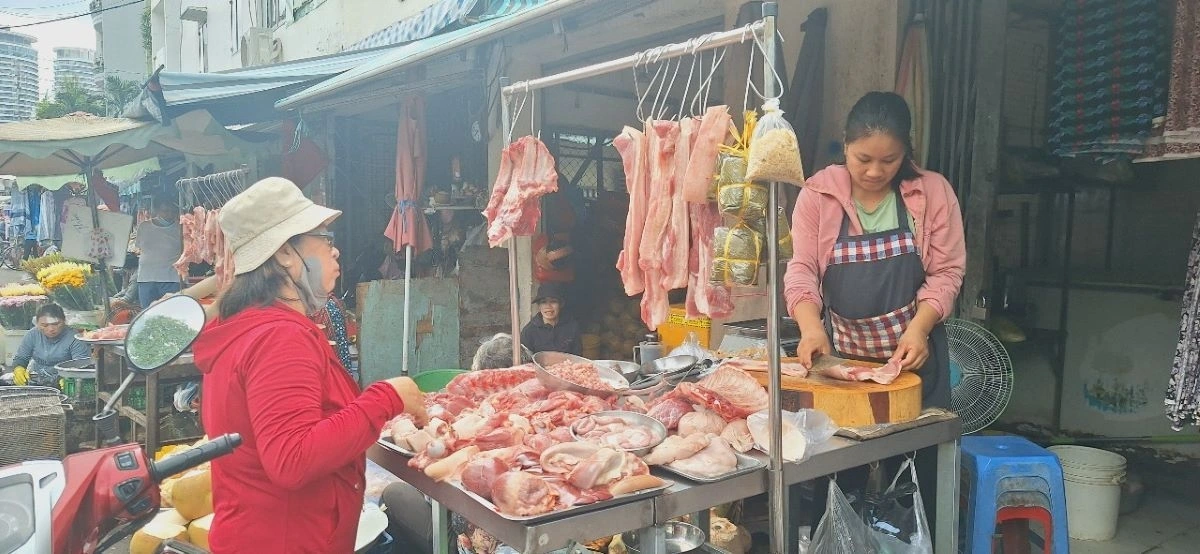 Thịt heo tại chợ truyền thống của thành phố cũng giảm giá bán khoảng 5.000 đồng/kg
