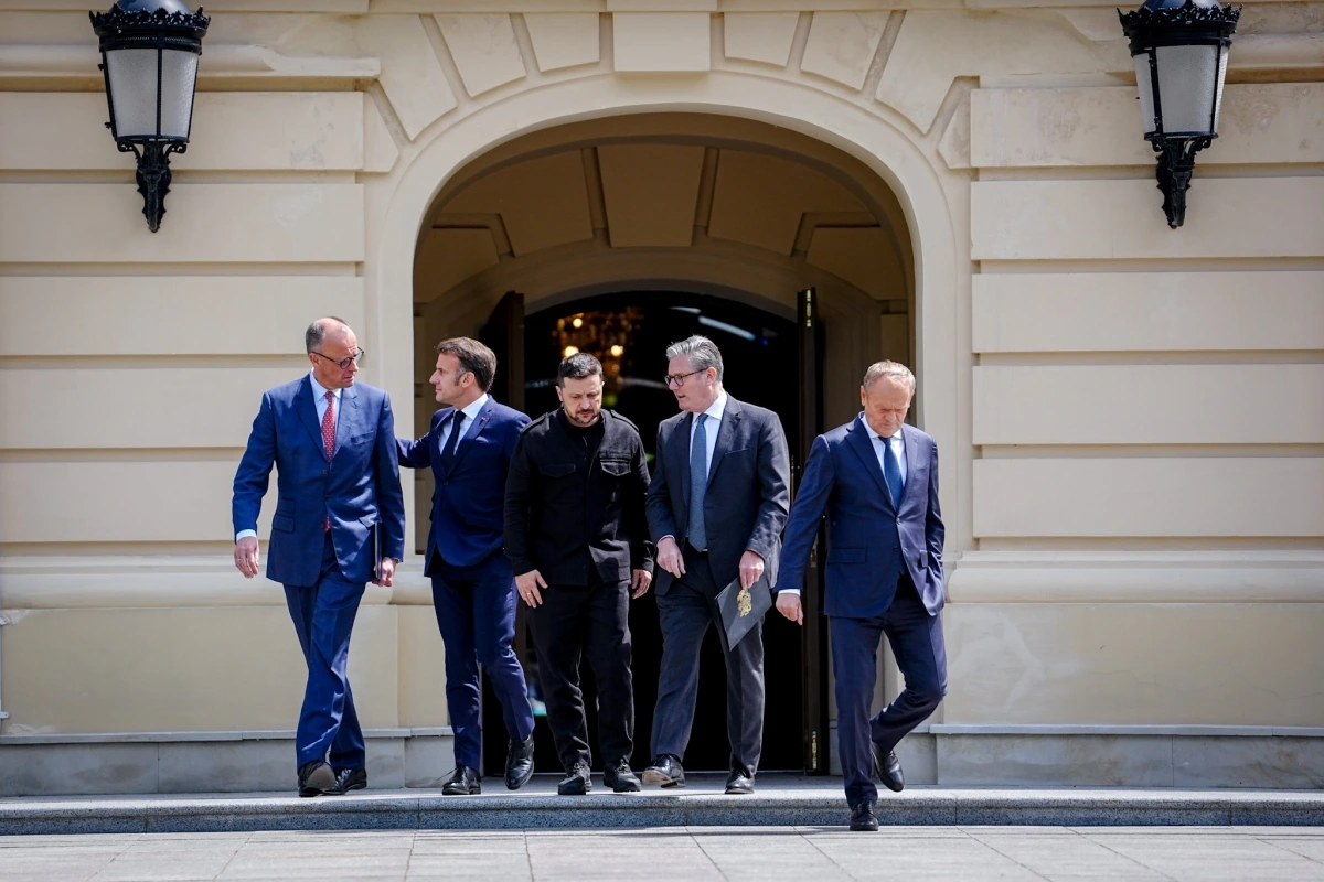 Các nhà lãnh đạo châu Âu và Tổng thống Ukraine (Ảnh: Euractiv.com)