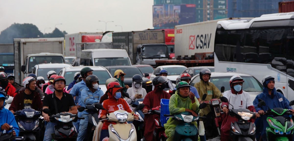 Xe gắn máy, xe tải kẹt cứng sáng nay ở (Ảnh:Anh Tú)