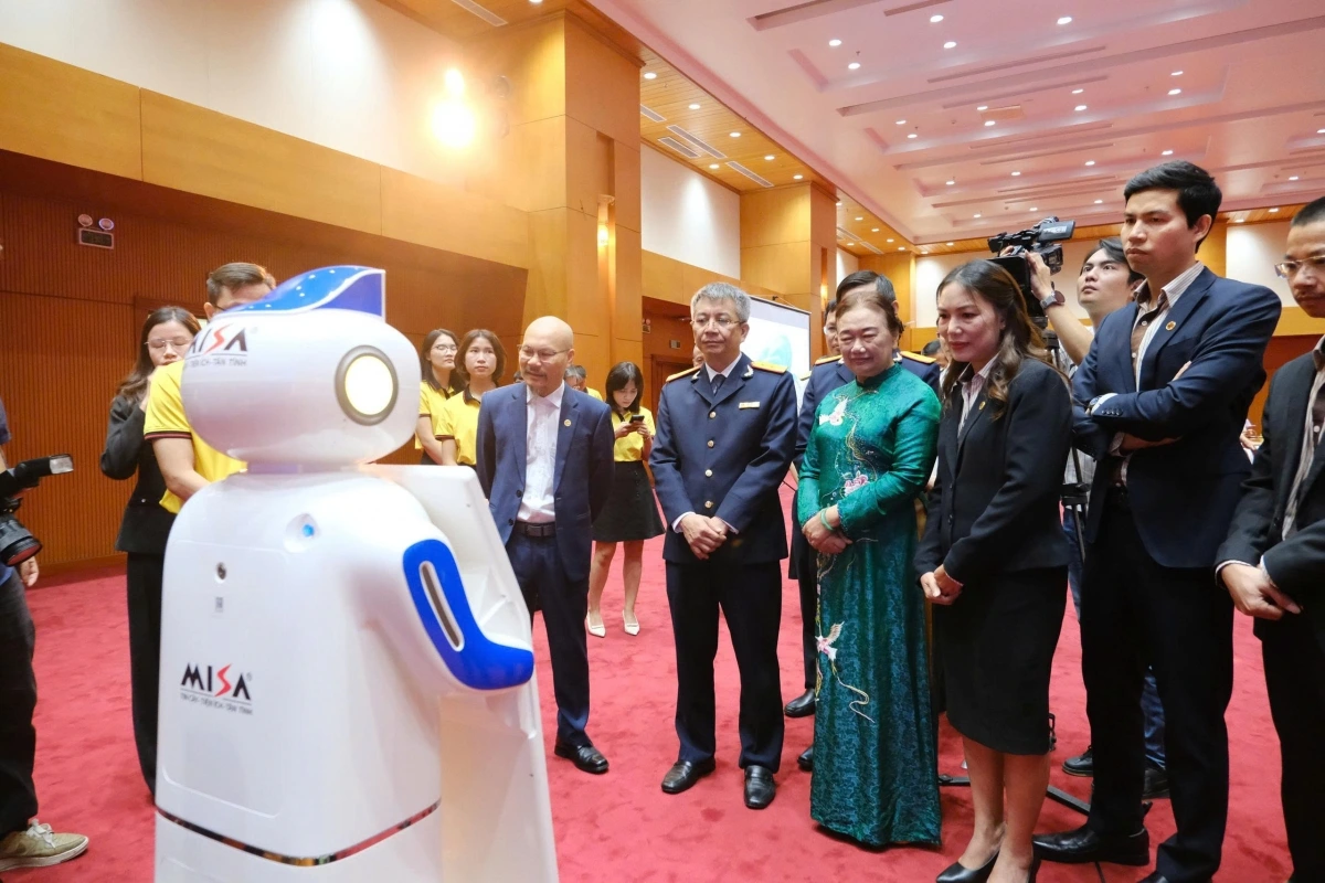 Các đại biểu trải nghiệm tương tác với robot trả lời, tư vấn tự động về thuế