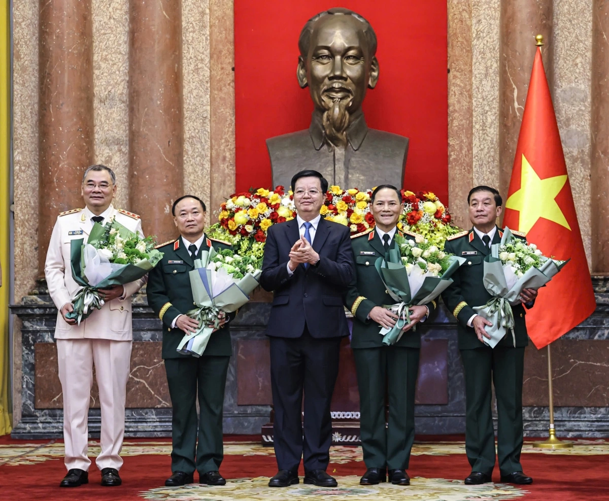 Phó Thủ tướng Mai Văn Chính tặng hoa các đồng chí được thăng quân hàm, cấp bậc hàm.