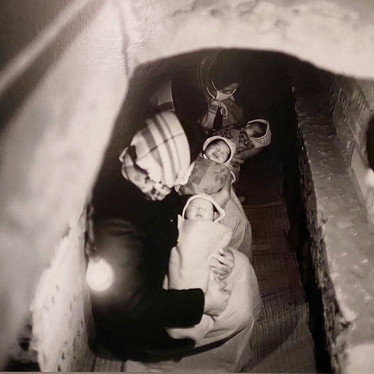 Những đứa trẻ ra đời trong hầm tránh bom năm 1967. (Ảnh: Thomas Billhardt)