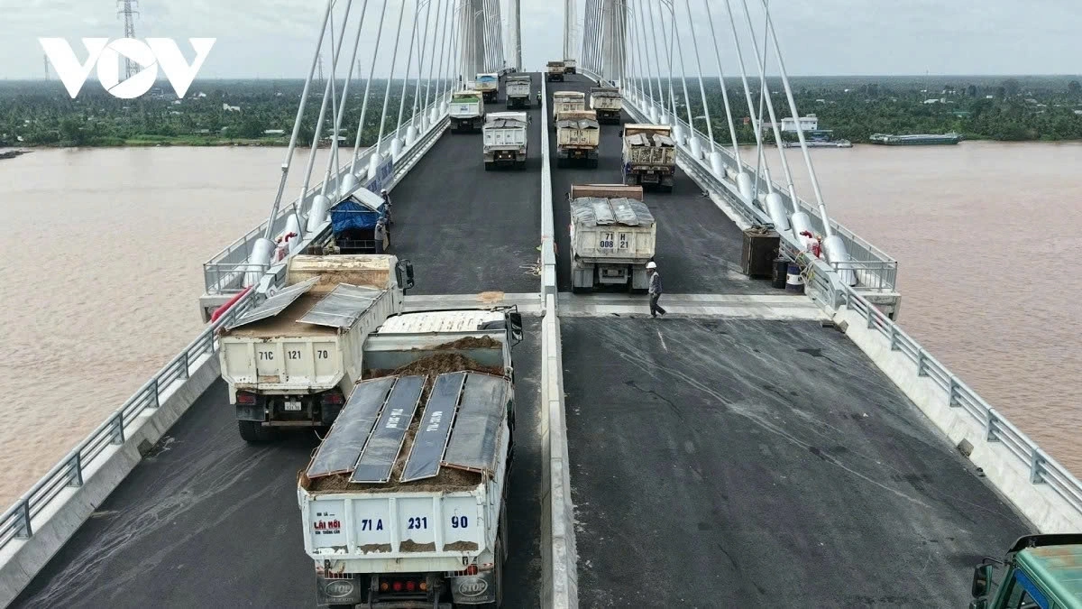 Là cây cầu dây văng hiện đại bắc qua sông Tiền, Rạch Miễu 2 có yêu cầu thi công cực kỳ phức tạp, đặc biệt là phần cầu chính. Tuy nhiên, với năng lực vượt trội, kinh nghiệm dày dạn và tinh thần thi công "3 ca, 4 kíp", Tập đoàn Định An cùng các đơn vị liên danh đã rút ngắn tiến độ 6 tháng so với hợp đồng ký với chủ đầu tư.
