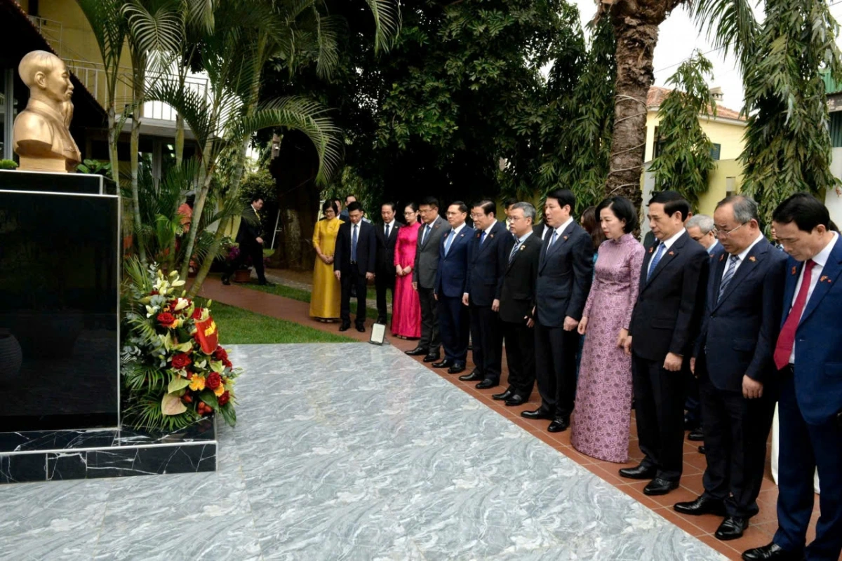 Chủ tịch nước Lương Cường đến dâng hoa Tôn tượng Bác Hồ tạI Đại sứ Quán Việt Nam ở Anggola
