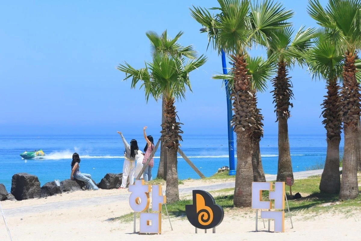 Bãi biển Hamdeok ở thành phố Jeju. Nguồn: Yonhap