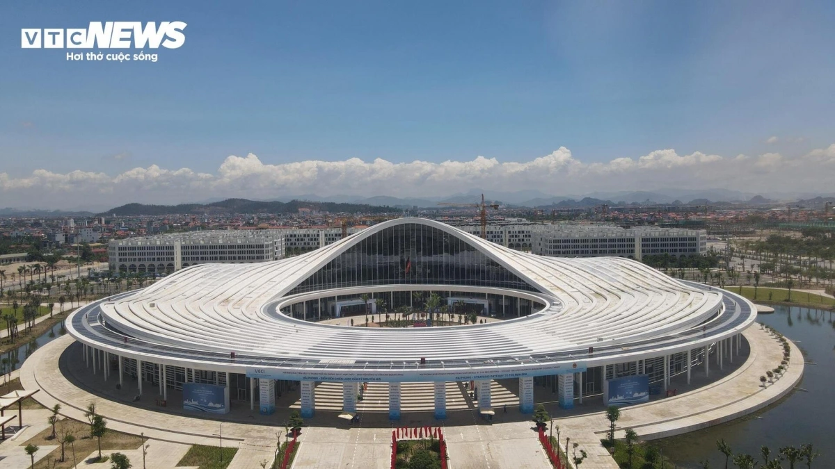 Trung tâm hội nghị - biểu diễn TP Hải Phòng khởi công ngày 6/5/2023. Sau hơn 2 năm thi công, công trình vừa được đưa vào vận hành, khai thác. Đây là công trình đa năng với diện tích sử dụng đất khoảng 12,39 ha. Tổng mức đầu tư hơn 2.300 tỷ đồng từ nguồn ngân sách thành phố.