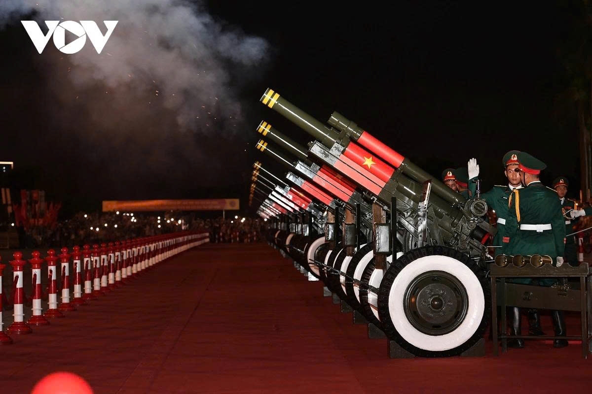 Each booming blast echoes through the night sky over Hanoi, flashing in sync with the bright muzzle flashes, stirring deep emotions among the thousands of spectators.