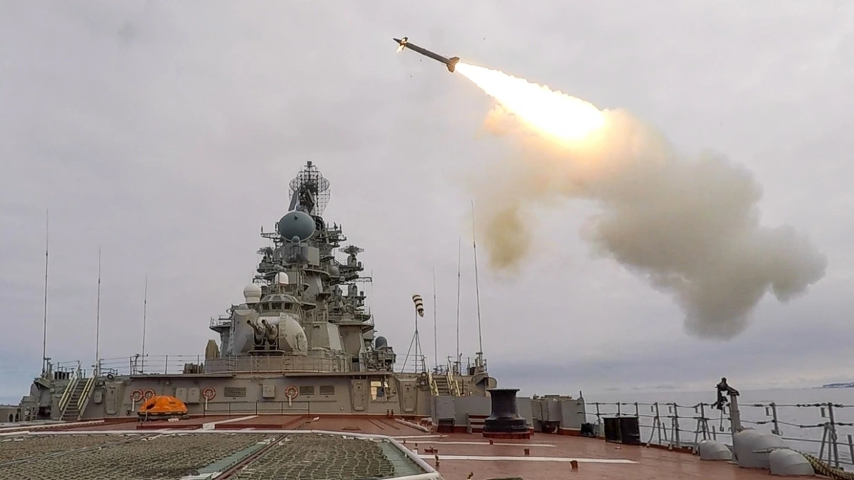 Kinzhal – Hệ thống siêu thanh phóng từ MiG-31K, đạt Mach 2 trước khi tách và bay theo quỹ đạo bán đạn đạo, có thể cơ động giai đoạn cuối, mang đầu đạn thường hoặc hạt nhân. Ảnh: RT