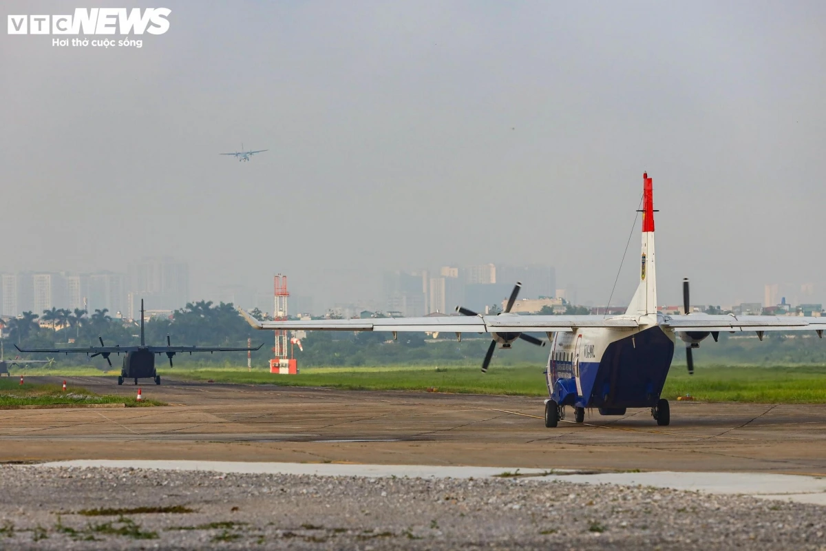 Sau vài giờ huấn luyện bay đội hình trên không, 4 chiếc máy bay gồm 1 chiếc C-295 và 3 chiếc C-212 lần lượt trở về sân bay Gia Lâm và hạ cánh an toàn.