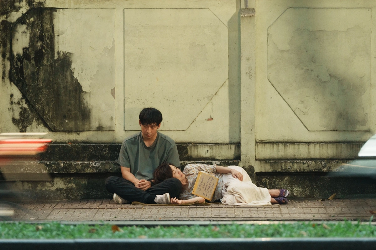 Hồng Đào đảm nhận vai bà Hạnh – người mẹ mắc Alzheimer, vừa là gánh nặng vừa là chỗ dựa tình cảm của con trai (Tuấn Trần đóng)