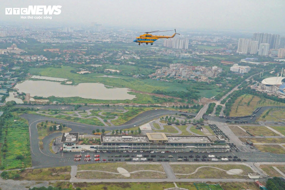  The helicopter squadron also flew over the F1 Racetrack and My Dinh National Stadium.