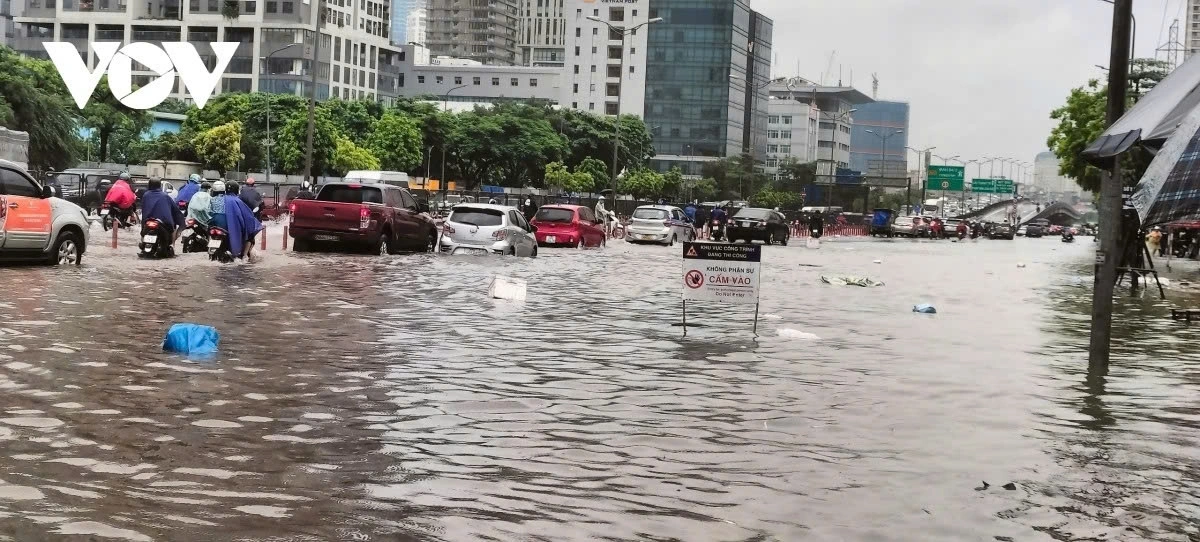 Nước ngập sâu nhiều ô tô chết máy, người dân di chuyển hết sức khó khăn tại Hà Nội trong ngày 26/8.