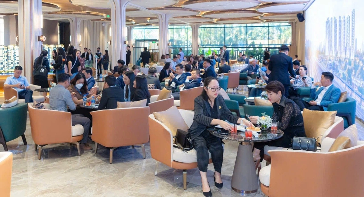 Đông đảo đại diện các đơn vị phân phối lớn có mặt trong ngày khai trương, tham quan khu căn hộ mẫu The Privé