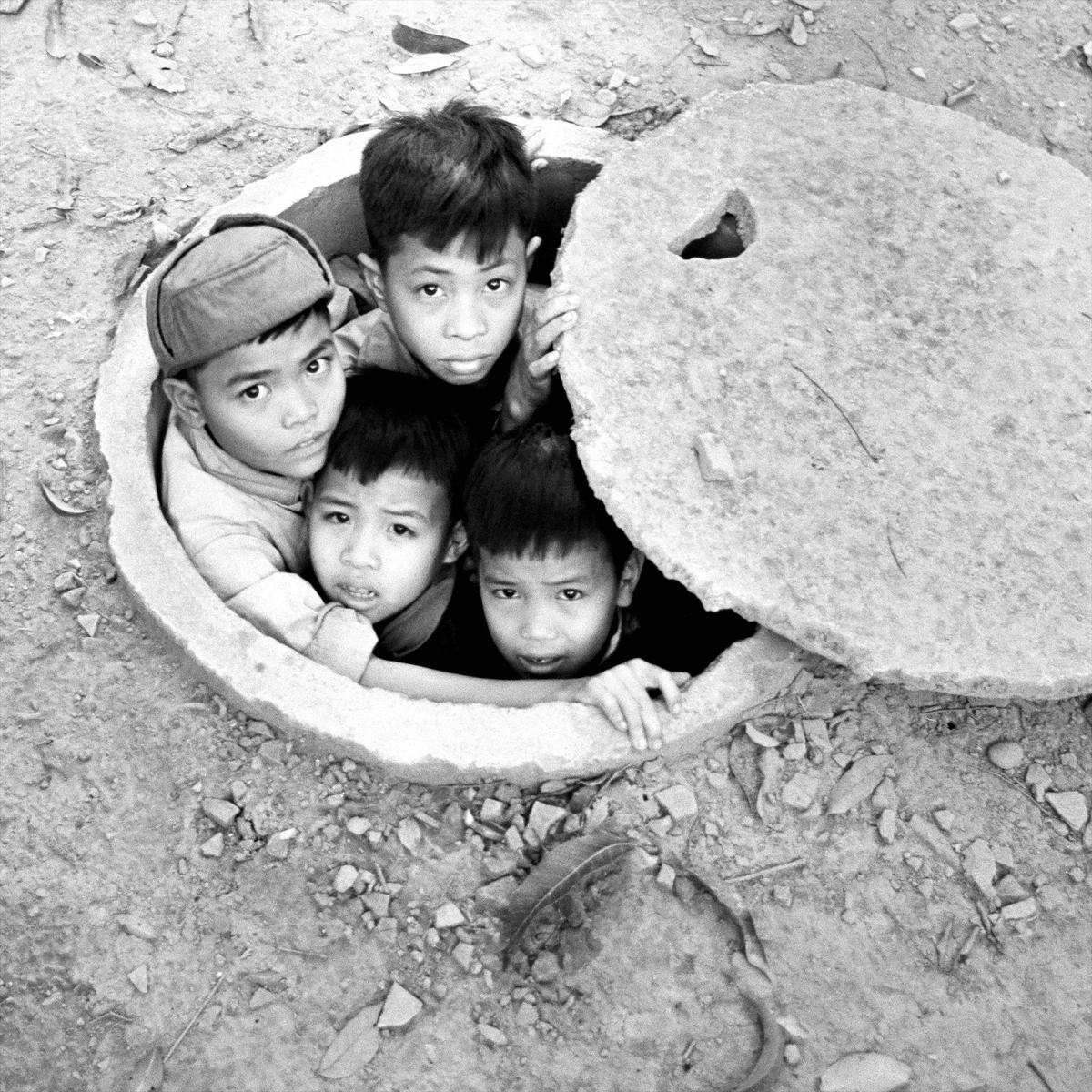 Những đứa trẻ tại hầm tránh bom ở bên ngoài khách sạn Metropole, Hà Nội năm 1968. (Ảnh: Thomas Billhardt)