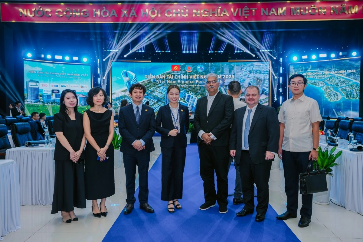 Lãnh đạo Meey Group và Apex Group tại Tuần lễ Tài chính và Công nghệ Đà Nẵng 2025 (Ảnh: Meey Group)