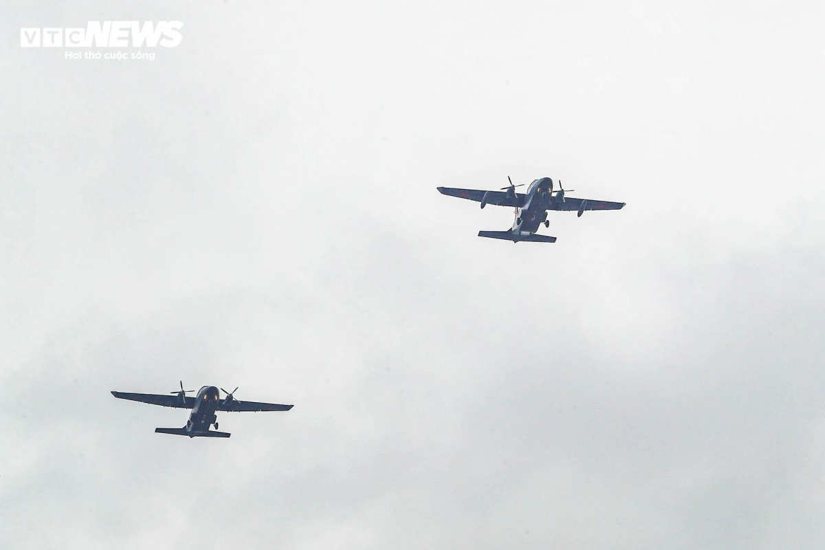  Two Casa C-212i aircraft flew in formation over Ba Dinh Square, marking the main highlight of the aerial display.