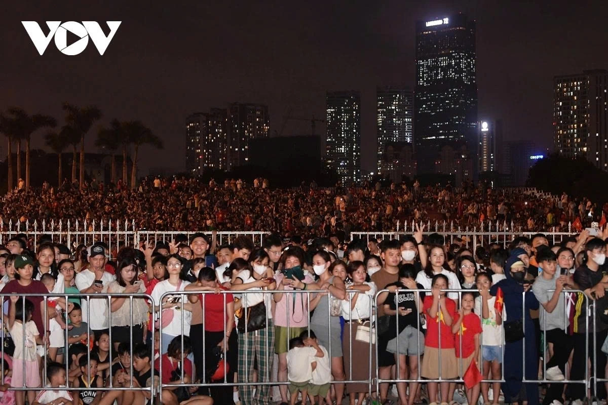 Thousands of people gather in front of My Dinh Stadium Square to witness the artillery salute.