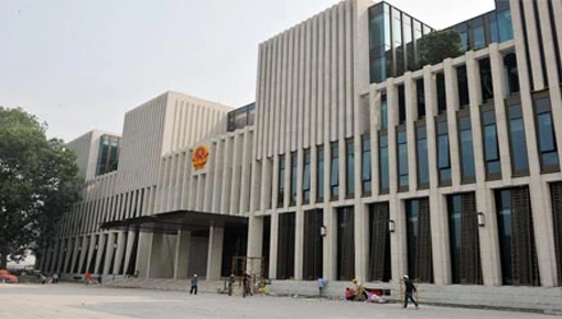 Tại Nhà Quốc hội (số 1 Độc Lập), người dân được tham quan, chụp ảnh, giải quyết nhu cầu cá nhân và trú mưa tại khu vực đường Bắc Sơn và sảnh tầng 1. ( Ảnh: Báo đại biểu nhân dân)
